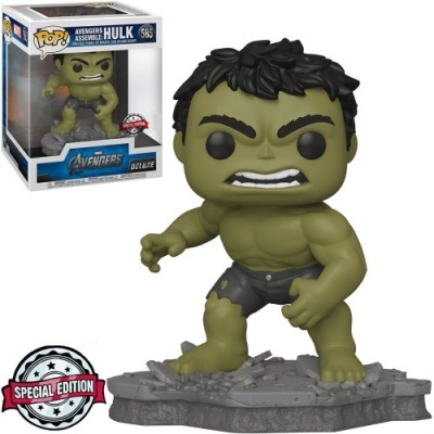 Figura colecionável Funko Pop! do Hulk verde com base cinzenta e embalagem visível