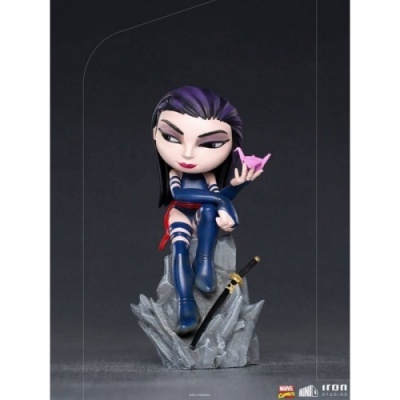 Figura de personagem com cabelo roxo sentada numa base cinzenta com espada