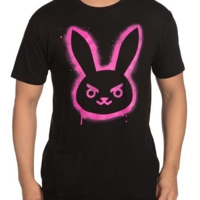 T-shirt preta com estampa frontal de coelho rosa