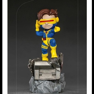 Figura estilizada de Cyclops dos X-Men com roupa azul e amarelo e viseira vermelha numa base de rocha e metal.