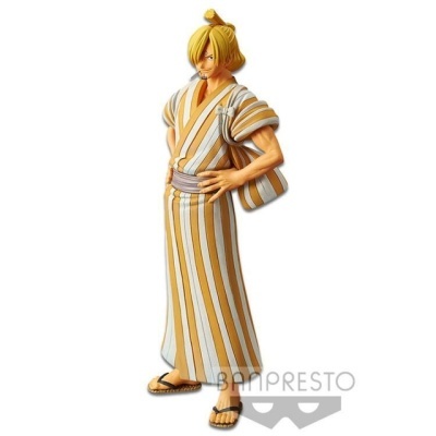 Figura colecionável personagem masculino em quimono riscado com saco às costas