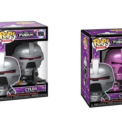 Dois bonecos Funko Pop! BATTLESTAR GALACTICA FUSION 998 com capacetes metálicos cinza e rosa, caixas originais.