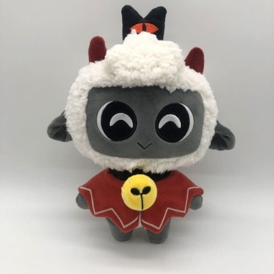 Boneco de peluche cinzento com cabeça branca fofinha e vestido vermelho num fundo branco