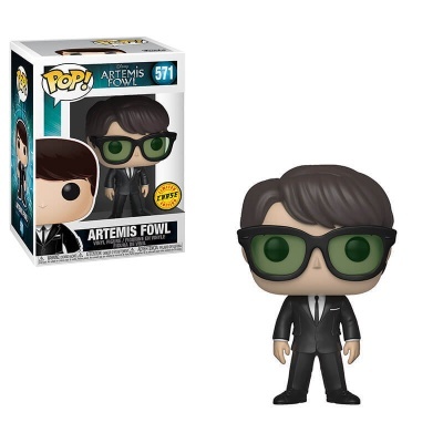 Figura POP! Artemis Fowl com cabelo castanho, óculos verdes e fato preto ao lado da caixa original.