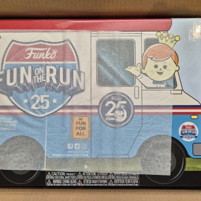 Caixa de brinquedo Funko com design de carrinha azul, branca e vermelha