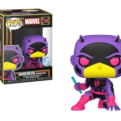 Figura Funko Pop! Daredevil roxa com detalhes cor de rosa e bico amarelo ao lado da caixa original