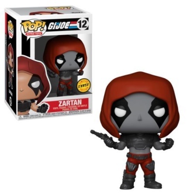 Figura POP! do personagem Zartan com capuz vermelho e máscara cinza preta com caixa ao fundo.
