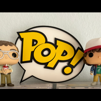 Duas figuras Funko Pop e placa com texto POP!