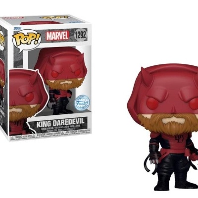 Figura Funko Pop King Daredevil Marvel com capacete vermelho e barba, ao lado da caixa original.