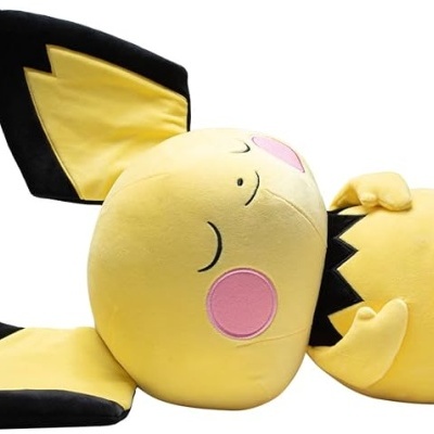 Pelúcia do personagem Pichu da Pokémon amarelo com orelhas pretas e detalhes em rosa