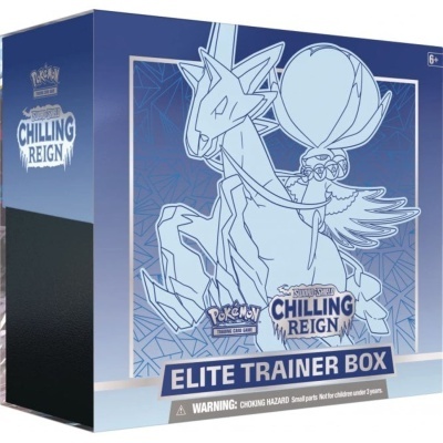 Caixa de Pokémon Elite Trainer Box Chilling Reign azul e branca com desenho de Pokémon e texto de aviso