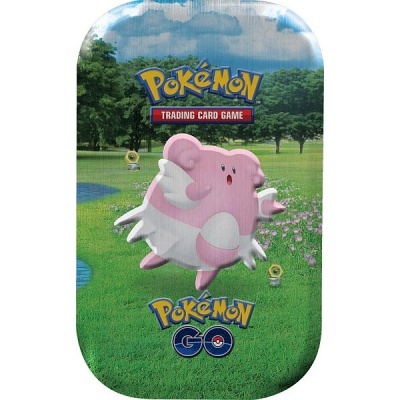 Caixa ou estojo com imagem da personagem Blissey e texto Pokémon TRADING CARD GAME e Pokémon GO em fundo verde de parque