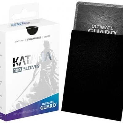Caixa de capas protetoras pretas para cartas KATANA 100 SLEEVES ULTIMATE GUARD e uma capa com um cartão a sair