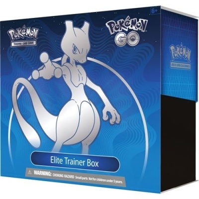 Caixa azul do Pokémon GO Elite Trainer Box com Mewtwo prateado