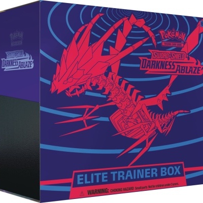 Caixa azul e vermelha do jogo Pokémon Sword & Shield Darkness Ablaze Elite Trainer Box