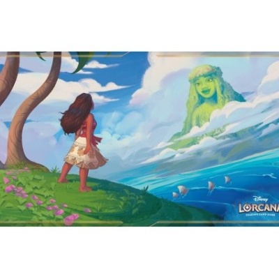 Tapete ilustrado com personagem Moana e figura feminina verde em cenário de colina, mar e céu azul.