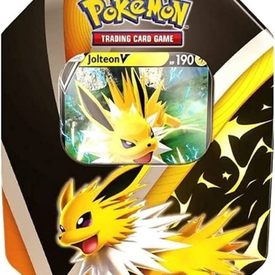 Lata octogonal da Pokémon com imagem do Pokémon Jolteon V e uma carta visível