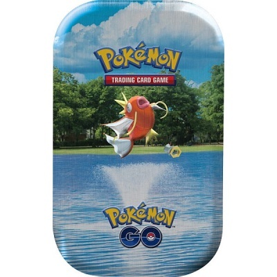 Estojo metálico com imagem do Pokémon Magikarp a saltar para fora de um lago para jogo de cartas Pokémon.