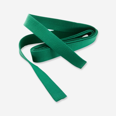 Cinto verde de artes marciais enrolado sobre fundo branco