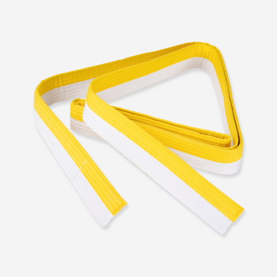 Cinto de artes marciais branco e amarelo sobre fundo branco