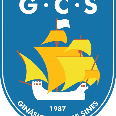 Emblema azul com navio branco e velas amarelas do Ginásio Clube de Sines