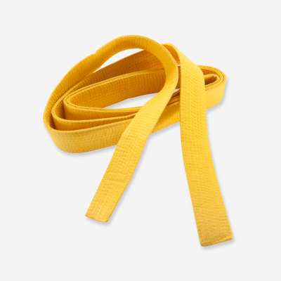 Cinto amarelo de tecido dobrado sobre fundo branco