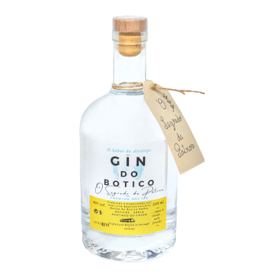 Garrafa de gin com rótulos e rolha de cortiça sobre fundo branco