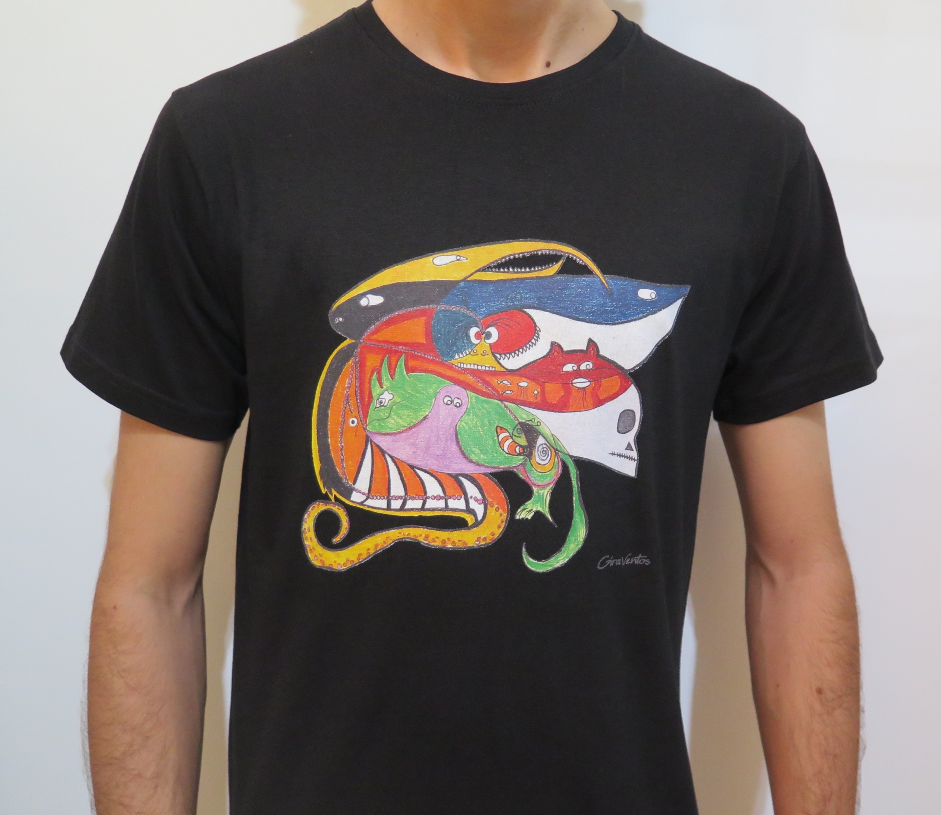 Camiseta preta com estampado artístico colorido ao centro