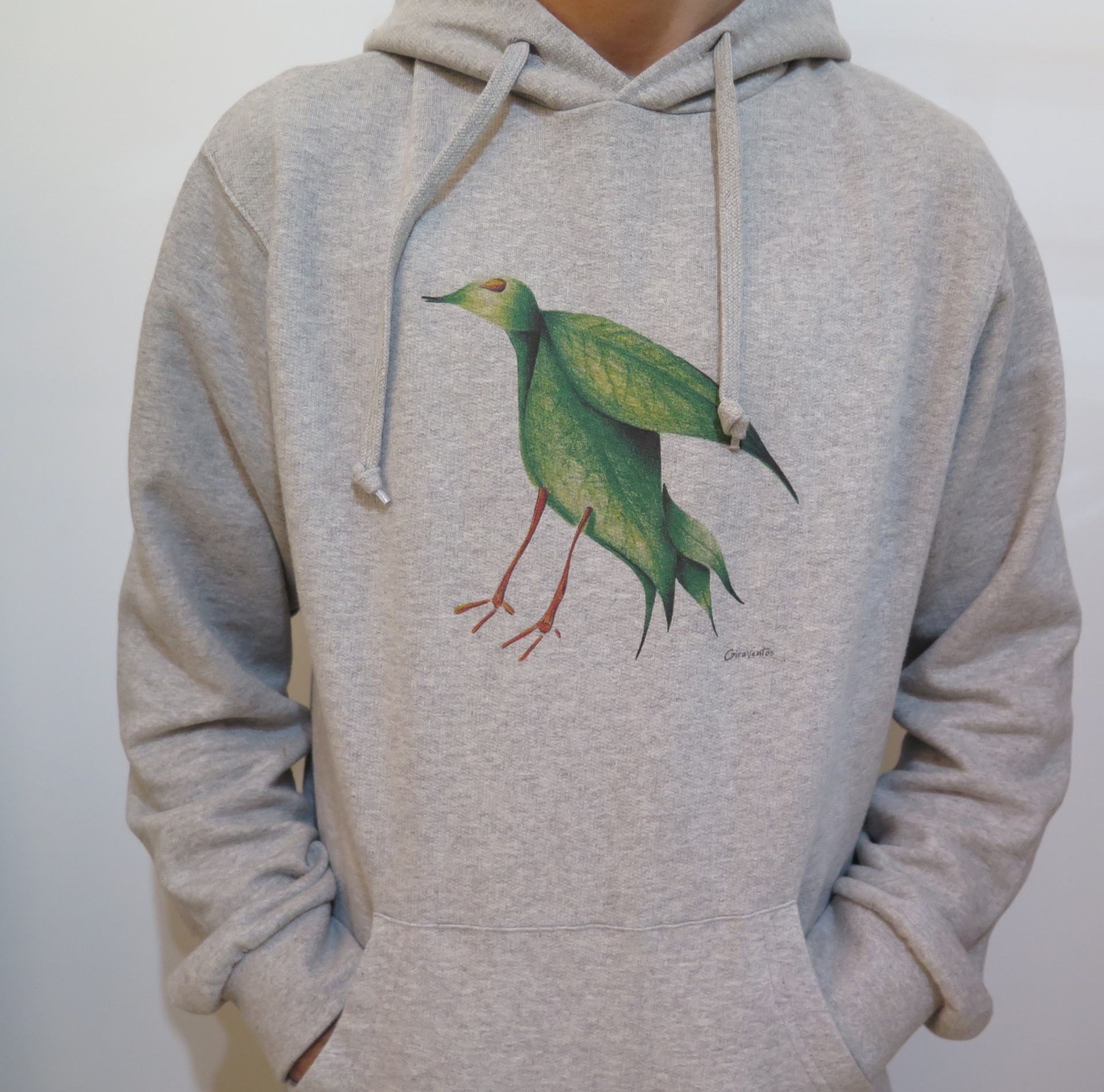 Sweatshirt cinza claro com estampa de pássaro verde