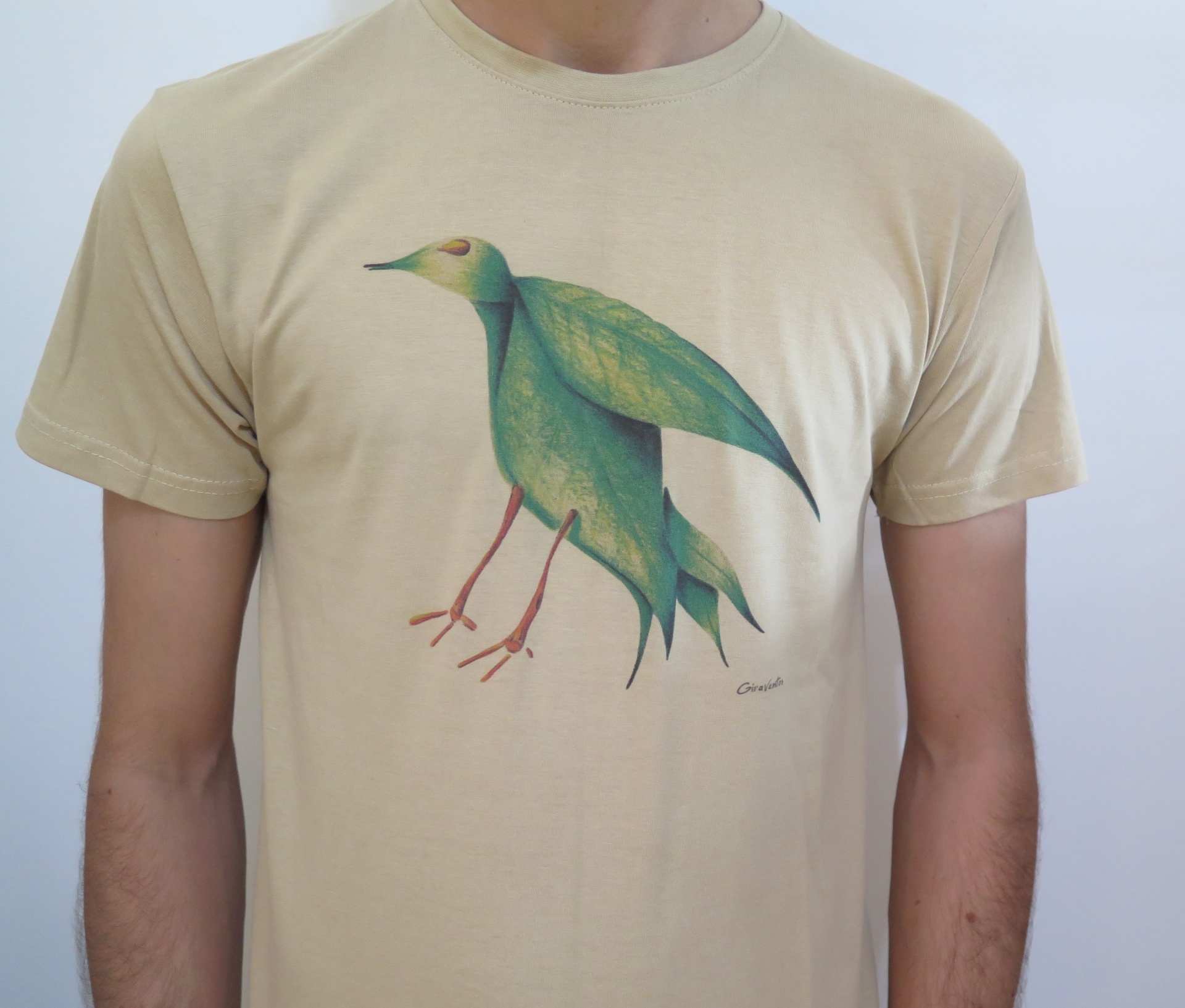 T-shirt bege com estampa de pássaro verde