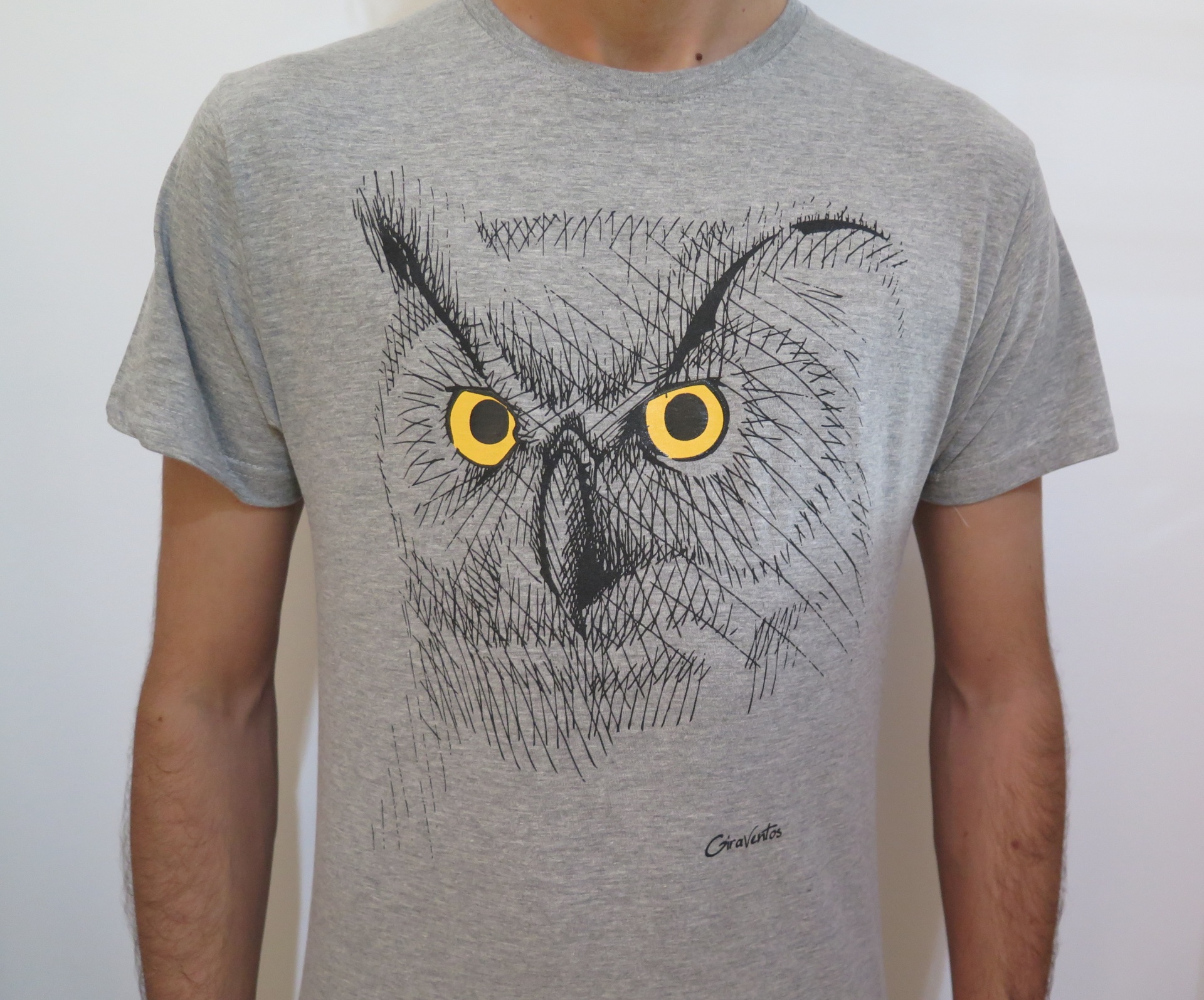 T-shirt cinzenta com estampa de coruja e olhos amarelos