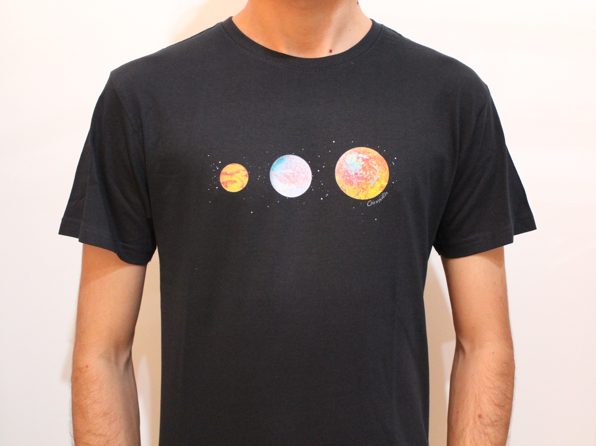 T-shirt preta com estampado de três planetas coloridos na frente