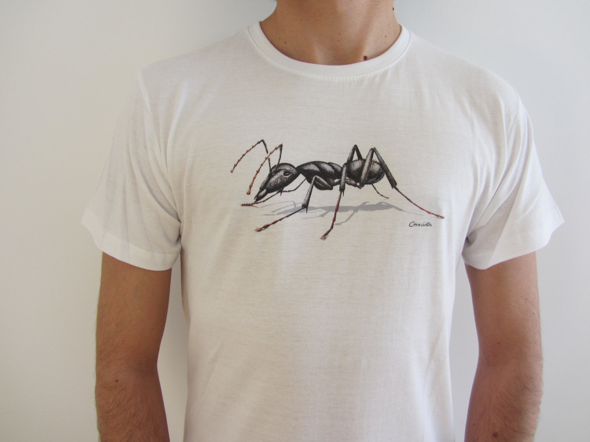 T-shirt branca com estampa de formiga preta no peito