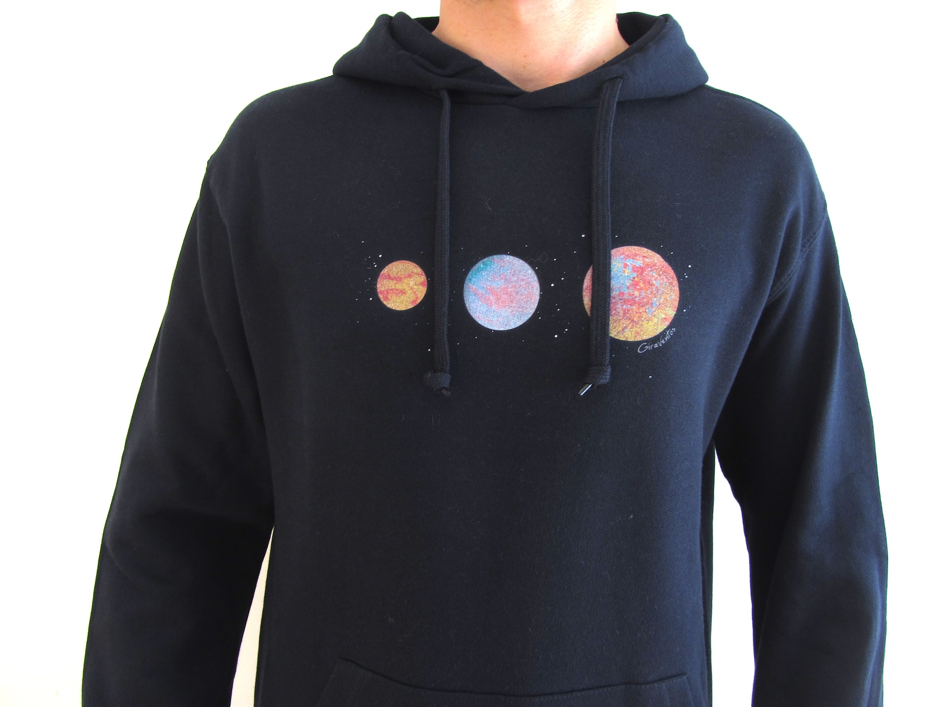 Camisola preta com capuz e estampa de planetas coloridos