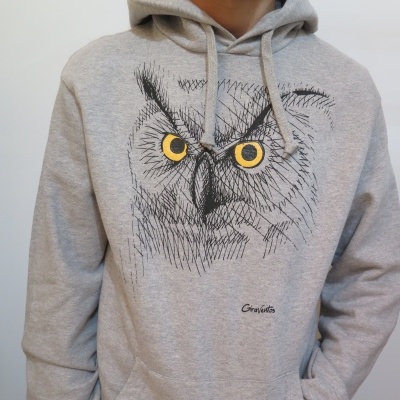 Sweatshirt cinzenta com estampa de coruja amarelo e preto