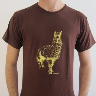 T-shirt castanha com estampa amarela de uma lhama