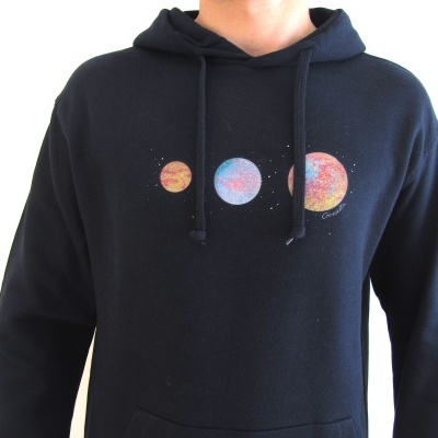 Camisola preta com capuz e estampa de planetas coloridos