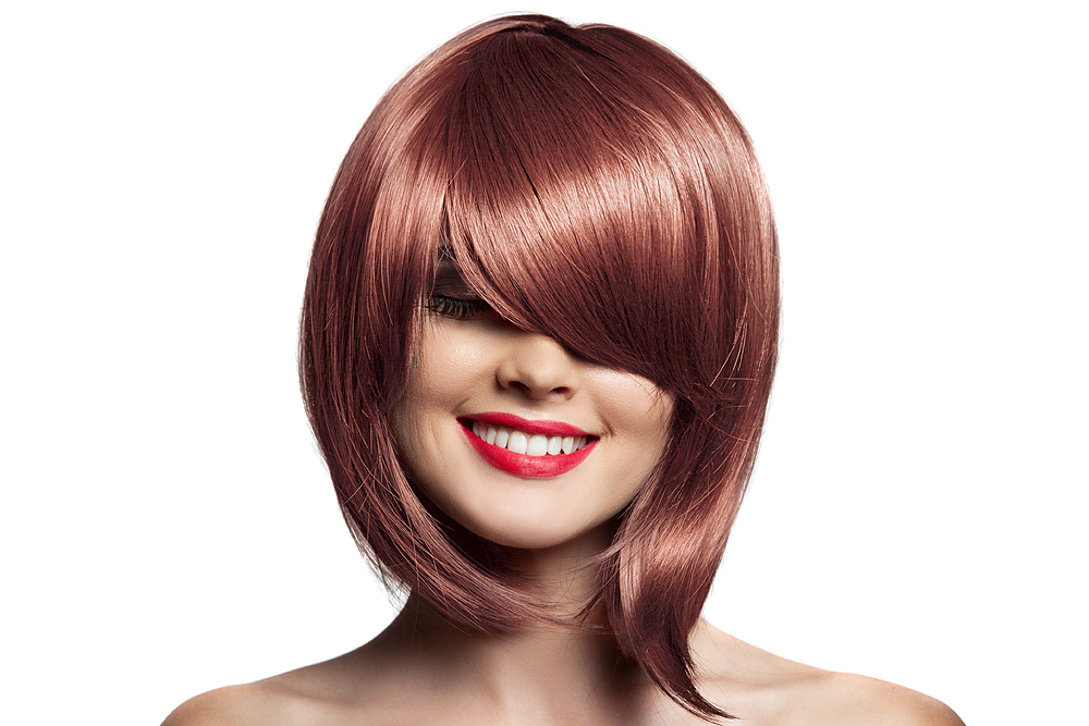 Kaycolor - Coloração 7.44 Louro Acobreado Intenso 100ml Mulher com peruca castanha corte bob e franjas longas cobrindo os olhos