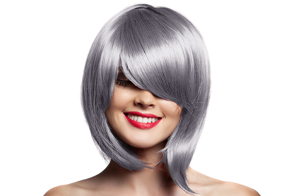 Kaycolor - Coloração Prata 100ml Peruca prateada curta em cabelo liso com franjas sobre rosto sorridente