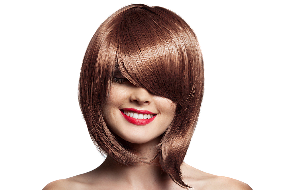 Kaycolor - Coloração 7.34 Louro Acobreado Dourado 100ml Mulher com peruca castanha liso corte assimétrico e franja longa em fundo branco