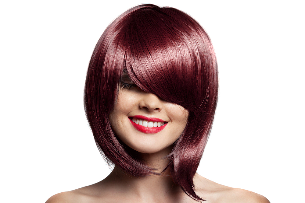 Kaycolor - Coloração 5.66 Castanho Claro Vermelho Powered 100ml Pessoa com peruca castanho-avermelhada com franja, sorriso com lábios vermelhos