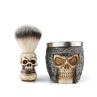 Pincel de barbear com cabo de caveira e recipiente metálico decorado com crânio