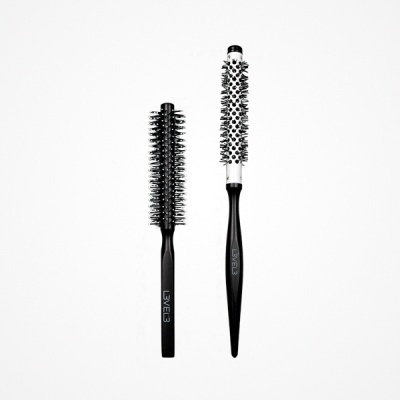 Dois penteados redondos pretos e branco para cabelo com cabos longos