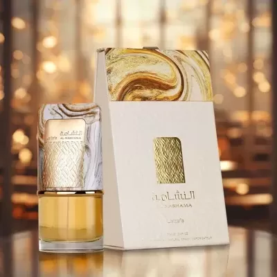 Frasco e caixa de perfume com detalhes dourados sobre superfície refletora