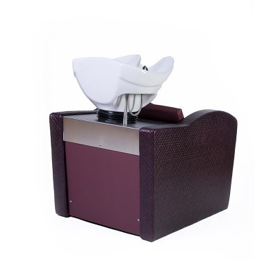 Cadeira de cabeleireiro com cuba branca para lavar cabelo e estrutura castanha escura e vinho