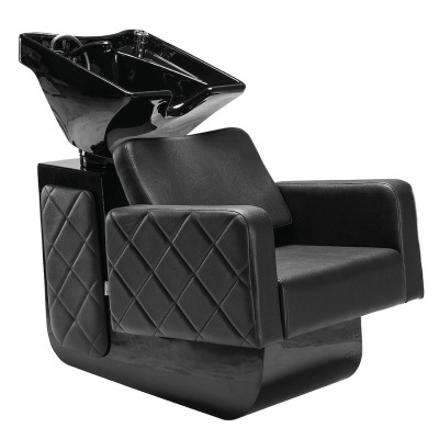 Cadeira de salão preta com lavatório incorporado e estofamento em padrão diamante.