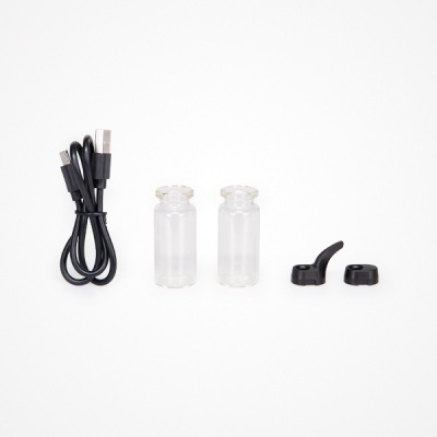 Acessórios incluindo cabo USB preto, garrafas de vidro transparentes e peças plásticas pretas sobre fundo branco.