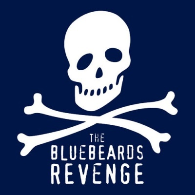 Logotipo branco de crânio com ossos cruzados e texto THE BLUEBEARDS REVENGE sobre fundo azul escuro