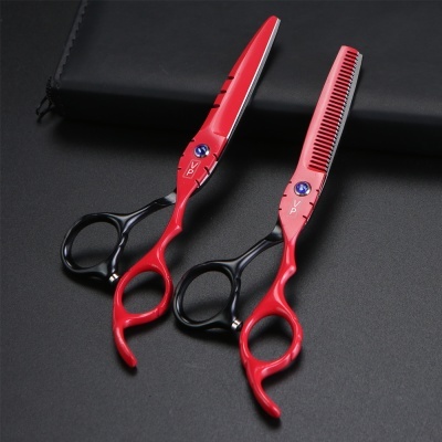 Conjunto de duas tesouras de cabelo profissionais com lâminas vermelhas e pegas pretas e vermelhas
