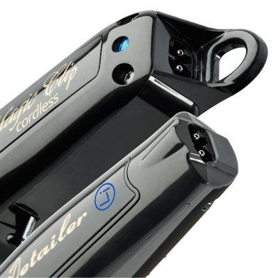 Máquina de cortar cabelo sem fio preta com inscrições douradas e azul claro em fundo branco